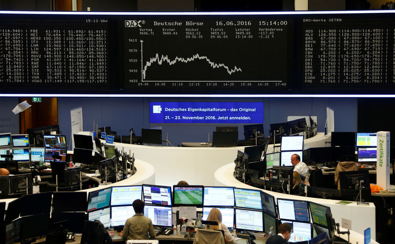 © Reuters. Traders sit at their desks in front of the DAX board at the Frankfurt stock exchange