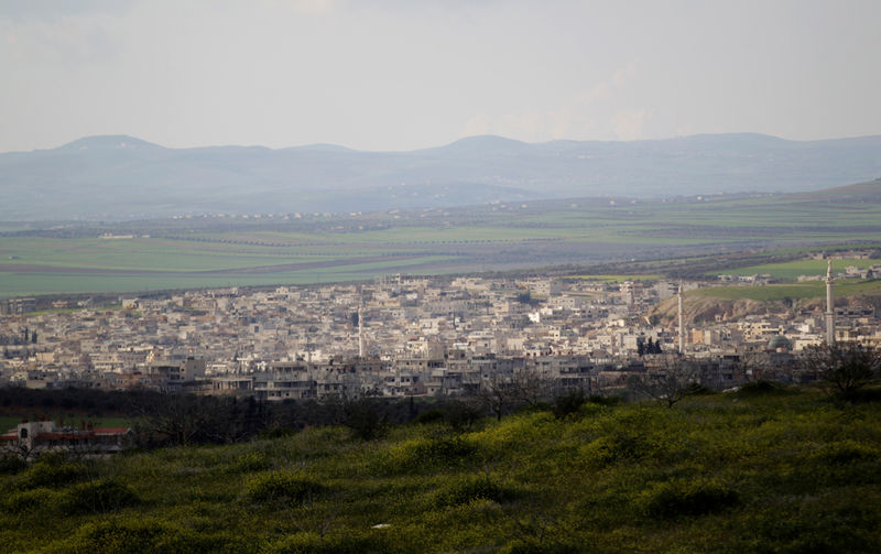 © Reuters. القوات السورية تتقدم نحو بلدة خان شيخون في إدلب