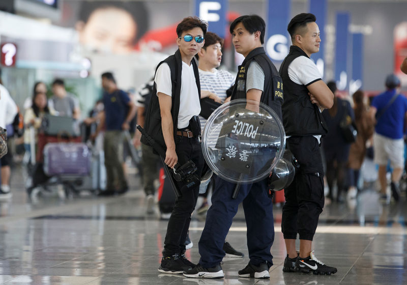 China diz que manifestantes de Hong Kong são como &quot;terroristas&quot;; aeroporto reabre