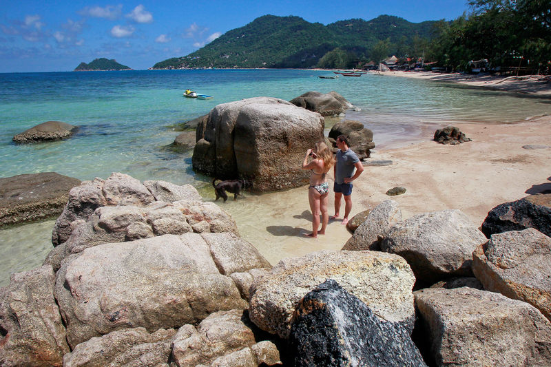 © Reuters. FILE PHOTO: Tourists take pictures on the island of Koh Tao, Thailand