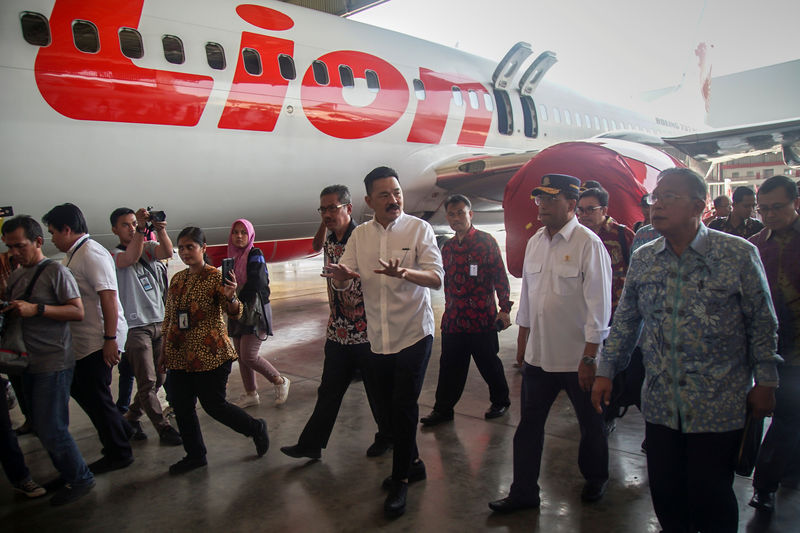 © Reuters. Founder of Lion Air Group Rusdi Kirana walks with Indonesia's Transport Minister Budi Karya Sumadi and Indonesia's Coordinating Minister of Economic Affairs Darmin Nasution, as they inspect the facilities of Batam Aero Technic (BAT)