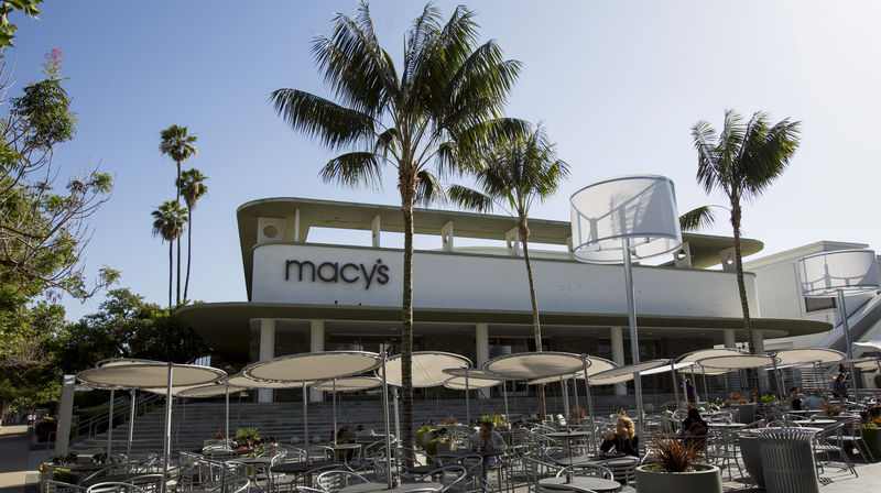 © Reuters. FILE PHOTO: An exterior of a Macy's store in Pasadena