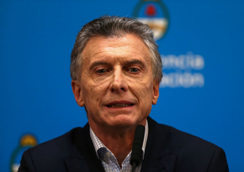 © Reuters. رئيس الأرجنتين يقول إنه سيخفض الضرائب على الدخل ويزيد دعم الرعاية الاجتماعية