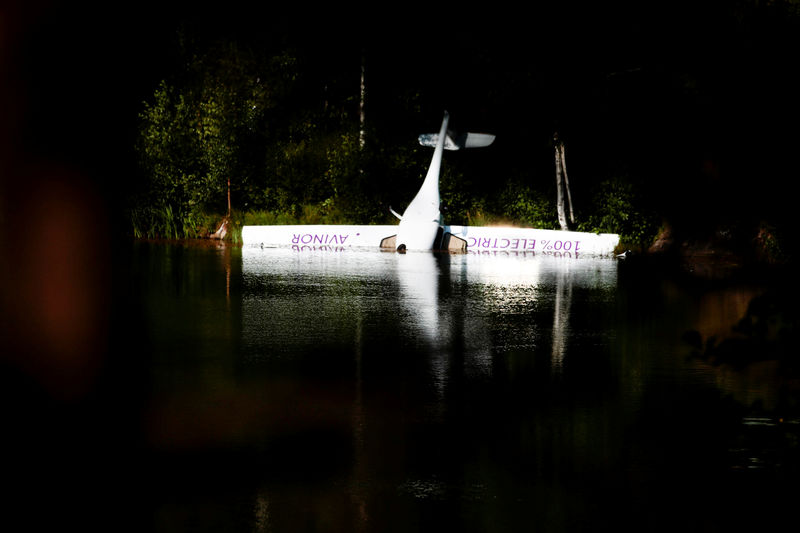 © Reuters. Norway's first battery-powered aircraft piloted by Avinor Chief Executive Dag Falk-Petersen is seen partly submerged in a lake after crash-landing, in Nornestjonn, Arendal