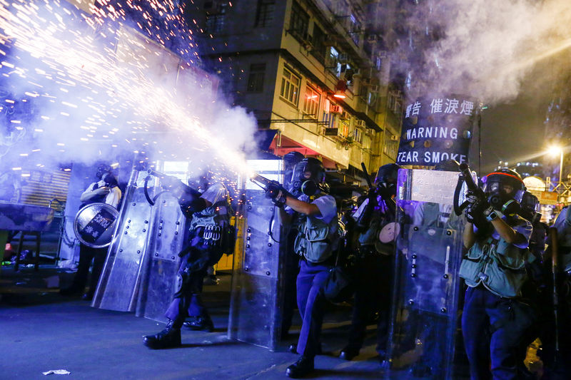 © Reuters. استئناف العمل في مطار هونج كونج والمدينة تستعد لاحتجاجات جديدة