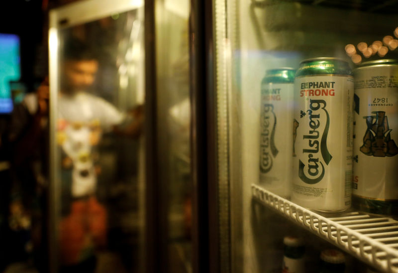 © Reuters. FILE PHOTO: Carlsberg beer cans are seen at a pub in Mumbai