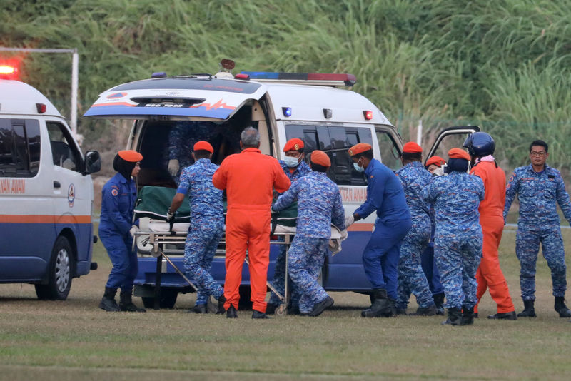 © Reuters. FILE PHOTO: A body believed to be 15-year-old Irish girl Nora Anne Quoirin who went missing is brought into a ambulance in Seremban