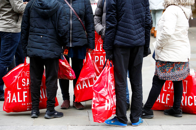 © Reuters. Shoppers during the Boxing Day sales on Oxford Street in central London