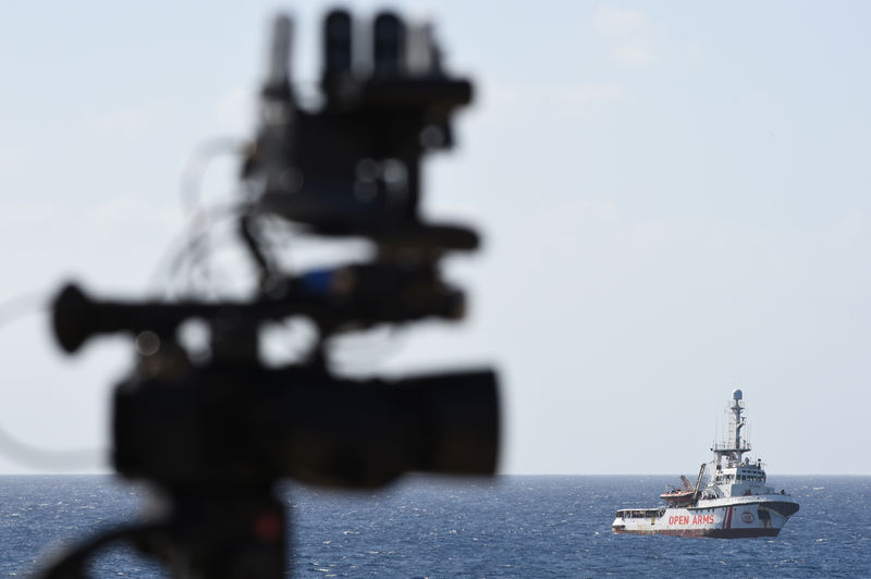 © Reuters. Spanish migrant rescue ship Open Arms is seen close to the Italian shore in Lampedusa