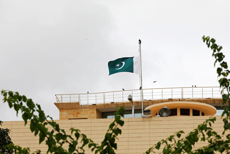© Reuters. "يوم حزن" في باكستان بسبب كشمير والهند تحتفل بالاستقلال