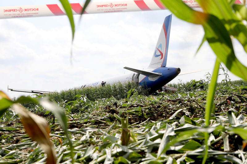 © Reuters. A view shows a passenger plane following an emergency landing near Moscow