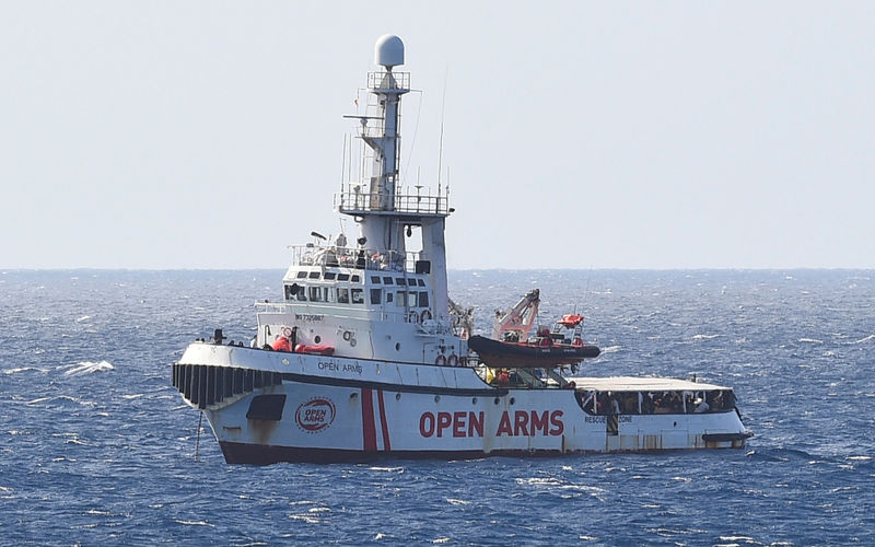© Reuters. El barco de rescate de inmigrantes españoles Open Arms, cerca de la costa italiana en Lampedusa