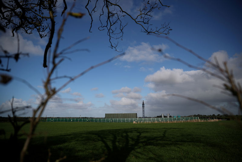 © Reuters. FILE PHOTO: Cuadrilla's Preston Road fracking site is seen near Blackpool