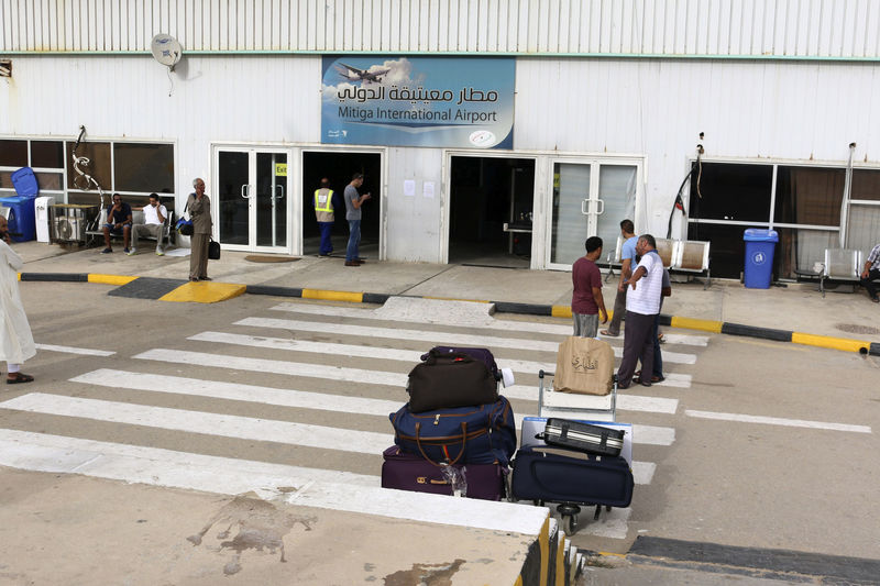 إغلاق المجال الجوي لمطار معيتيقة بالعاصمة الليبية بعد هجوم صاروخي ومقتل عامل