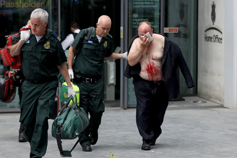 Homem é esfaqueado próximo a gabinetes do governo em Londres