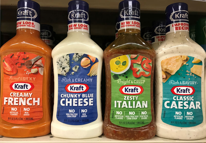 © Reuters. FILE PHOTO: Bottles of salad dressing made by food conglomerate Kraft Heinz are seen on a supermarket shelf in Seattle