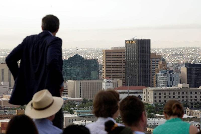 © Reuters. Democratic 2020 U.S. presidential candidate Beto O'Rourke observes El Paso, Texas, before addressing the nation in El Paso