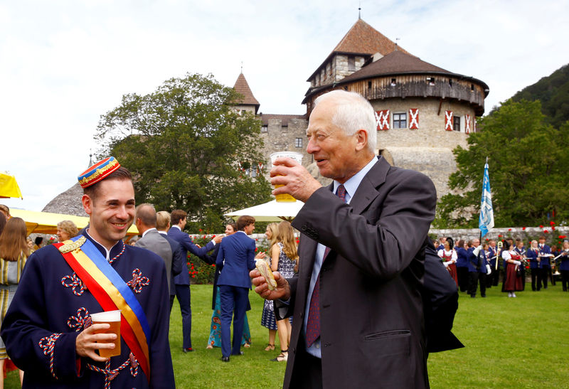 Boire une bière avec le prince pour les 300 ans du Liechtenstein