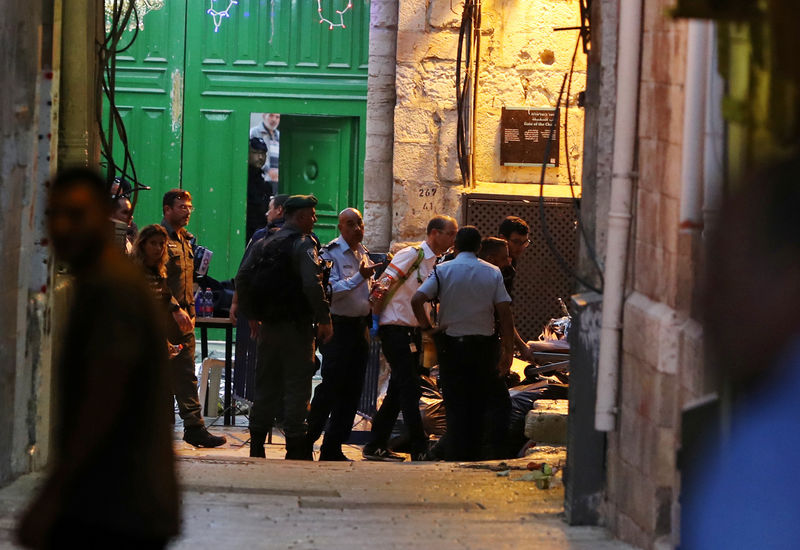 صبيان فلسطينيان يطعنان شرطيا إسرائيليا ومقتل أحدهما