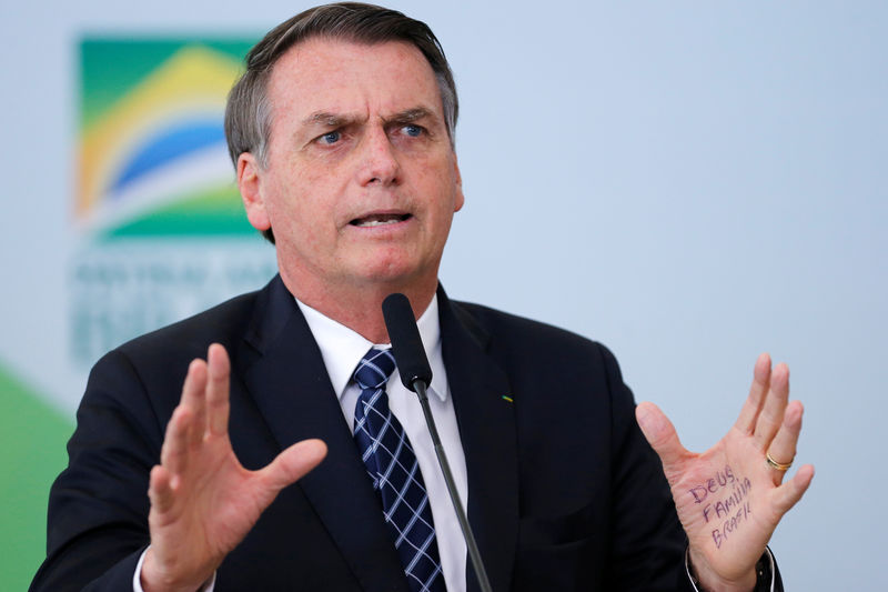 Bolsonaro diz que autoridades cometem abuso e promete decidir sobre projeto de forma serena