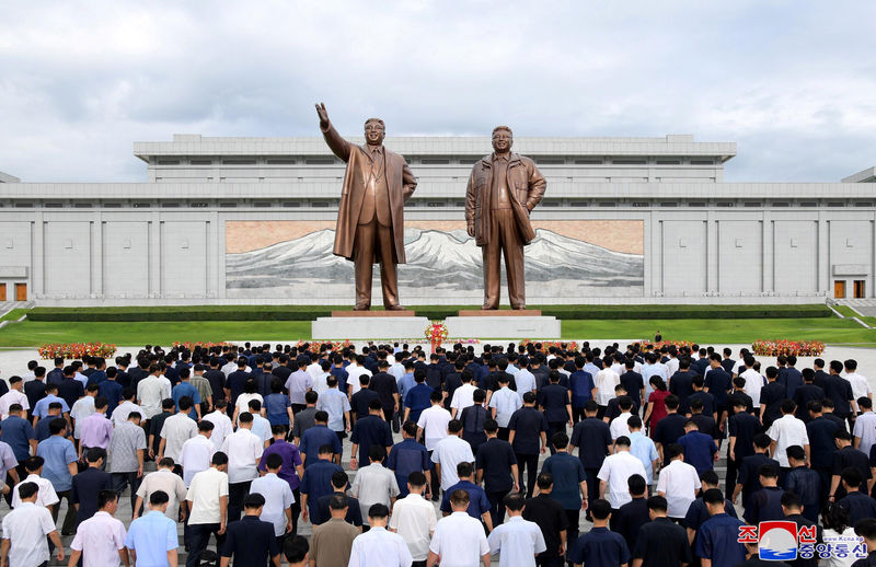 © Reuters. People visit the statues of former North Korean leaders Kim Il Sung and Kim Jong Il in North Korea