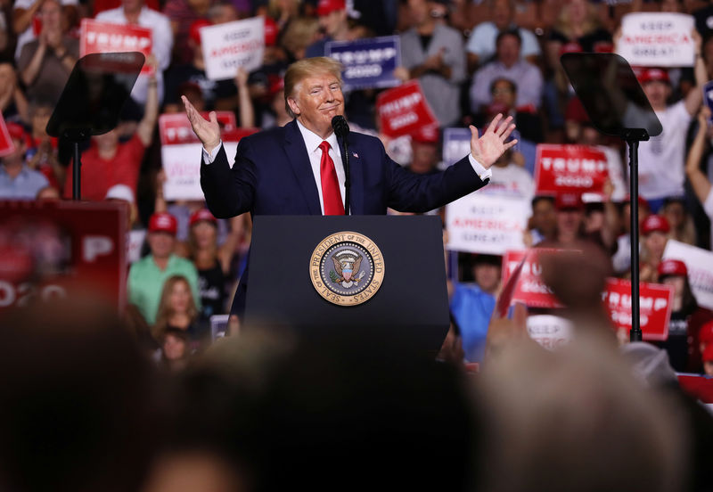 © Reuters. U.S. President Donald Trump rallies with supporters in Manchester