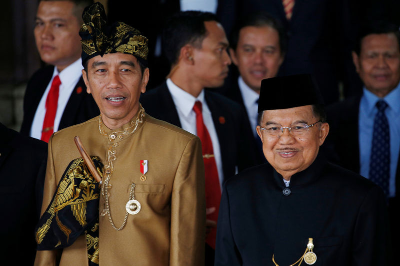 © Reuters. Indonesia's President Joko Widodo and Vice President Jusuf Kalla depart after the president's address ahead of Independence Day at the parliament building in Jakarta