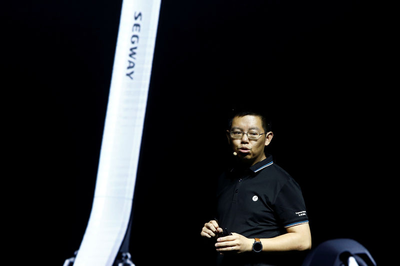 © Reuters. Ninebot President Wang Ye unveils semi-autonomous scooter KickScooter T60 that can return itself to charging stations without a driver, at a Segway-Ninebot product launch event in Beijing