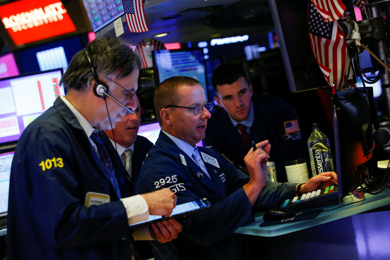 © Reuters. Traders work on the floor at the New York Stock Exchange (NYSE) in New York