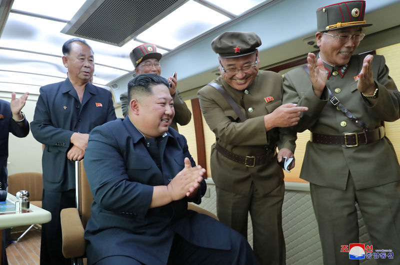 © Reuters. وكالة: زعيم كوريا الشمالية يشرف على تجربة سلاح جديد