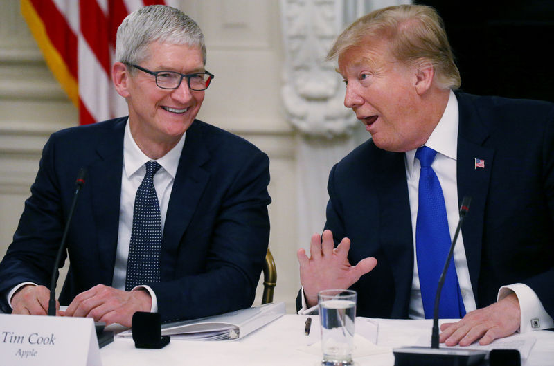 © Reuters. Apple CEO Cook and U.S. President Trump participate in American Workforce Policy Advisory Board meeting at the White House in Washington