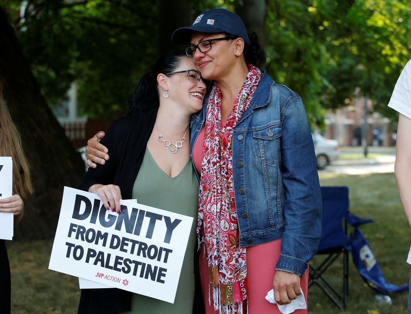 © Reuters. U.S. Congresswoman Rashida Tlaib stands with supporter Bridget Huff during a ‘Shabbat in the Park’ in Detroit,