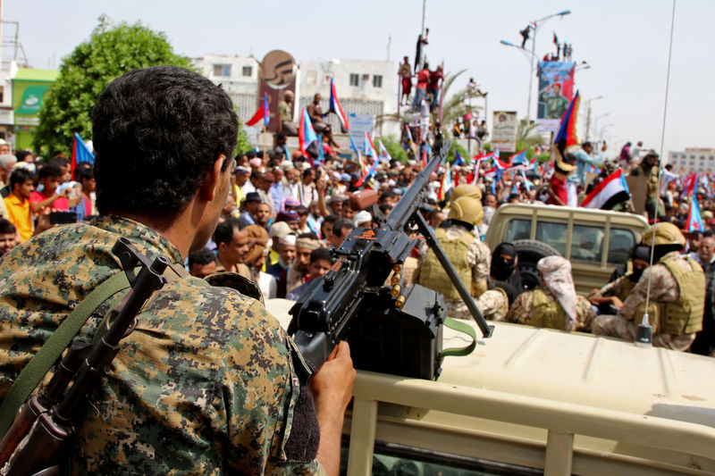 La coalición saudí dispara bengalas sobre Adén, en Yemen; los separatistas abandonan algunos puestos