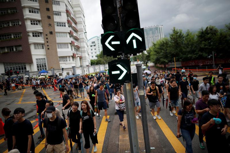 © Reuters. People take part in the "Reclaim Hung Hom and To Kwa Wan, Restore Tranquility to Our Homeland" demonstration against the extradition bill in To Kwa Wan neighborhood, Hong Kong