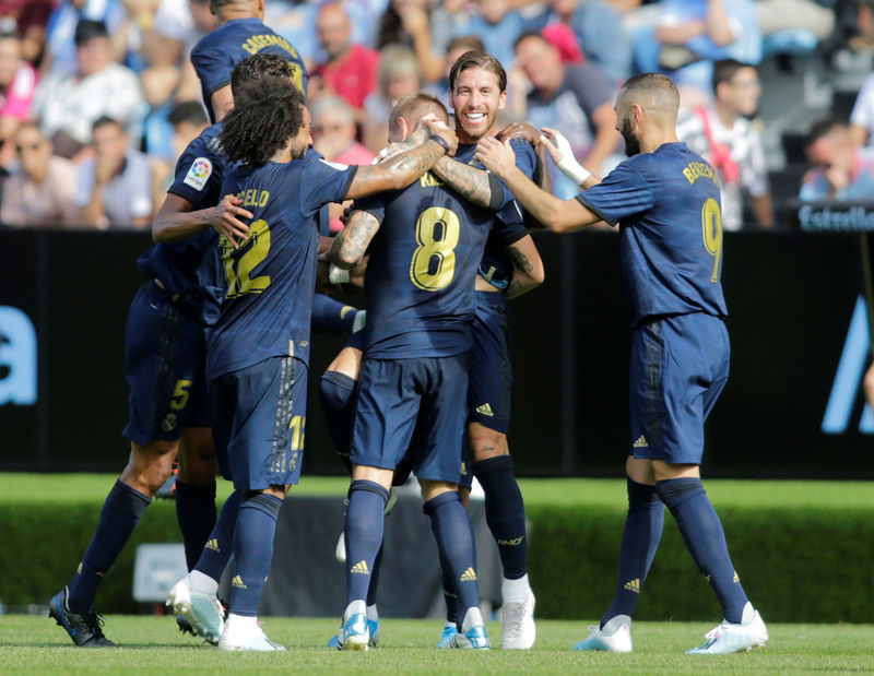 © Reuters. تسديدة كروس الرائعة تساعد ريال في الفوز على سيلتا رغم طرد مودريتش
