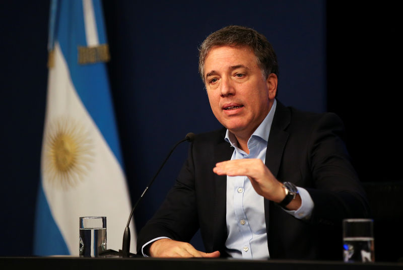 Jefe económico de Macri renuncia tras revés del gobierno en primarias argentinas