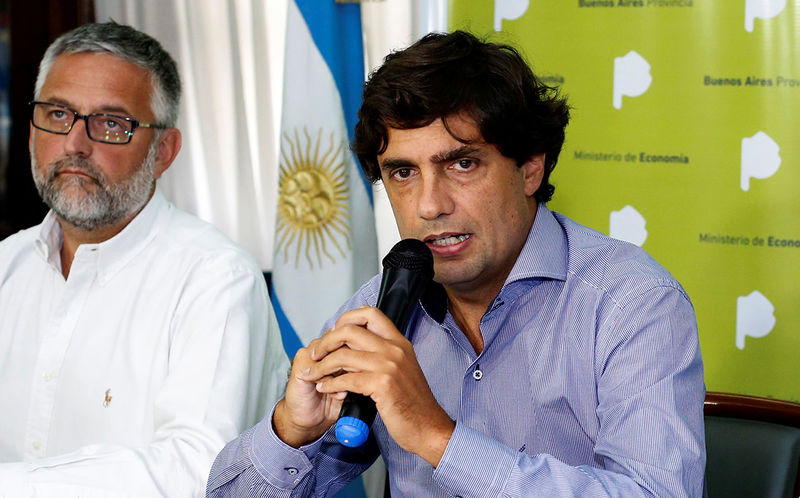 © Reuters. FILE PHOTO: Former Minister of Economy of Buenos Aires Province Hernan Lacunza speaks during a news conference in La Plata,  Buenos Aires