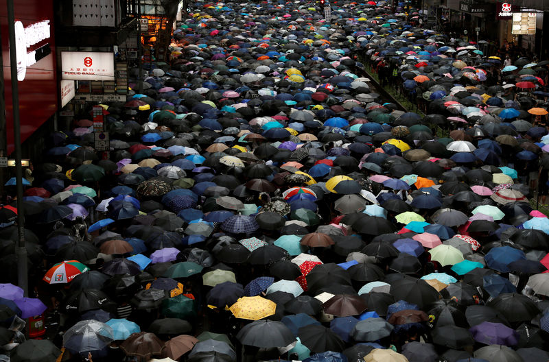 © Reuters. رغم الأمطار.. الآلاف يشاركون في احتجاج مناهض للحكومة في هونج كونج