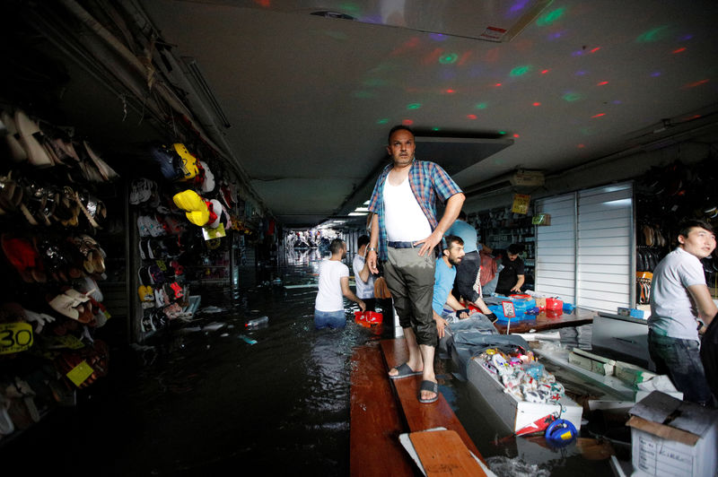 Las lluvias causan estragos en Estambul, inundando el histórico Gran Bazar