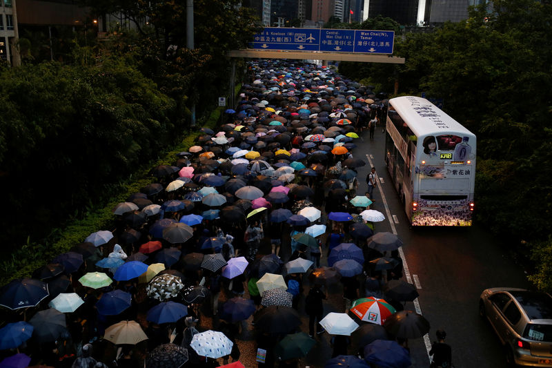 © Reuters. HONG KONG: DES DIZAINES DE MILLIERS DE CONTESTATAIRES DE NOUVEAU DANS LES RUES