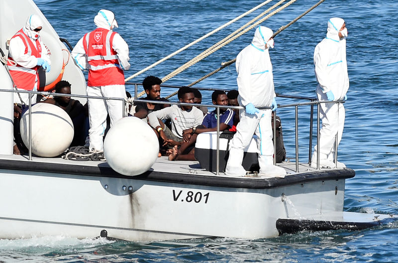 © Reuters. Menores migrantes que estaban en el barco de rescate Open Arms desembarcan en Lampedusa, Italia.