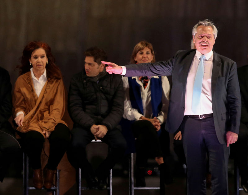 © Reuters. FOTO DE ARCHIVO: El candidato presidencial Alberto Fernández hace un gesto a la expresidenta Cristina Fernández de Kirchner durante un mitin en Rosario, Argentina.