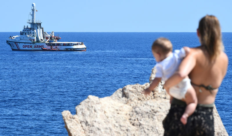 © Reuters. إسبانيا تسمح بإنزال مهاجرين عالقين على متن سفينة إغاثة وأوبن آرمز ترفض