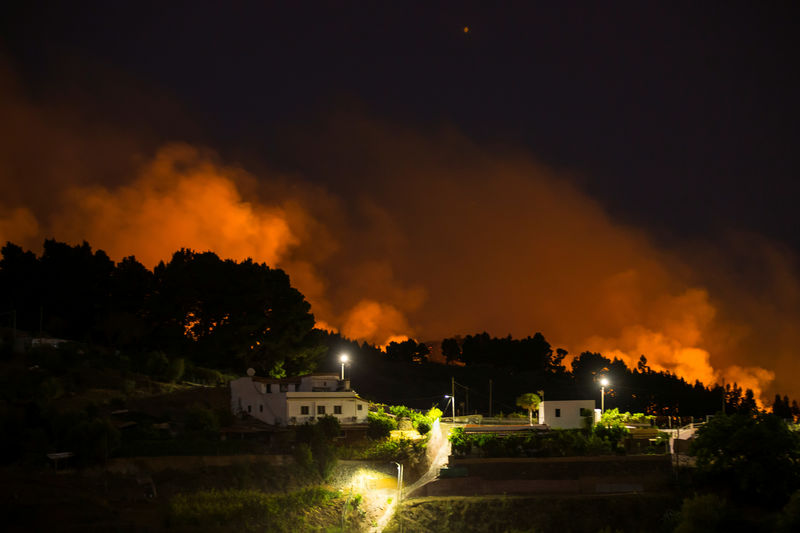 سلطات جزر الكناري تجلي أربعة آلاف شخص مع اتساع نطاق حرائق الغابات