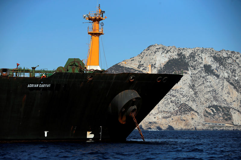 © Reuters. Iranian oil tanker Adrian Darya 1, previously named Grace 1, sits anchored after the Supreme Court of the British territory lifted its detention order, in the Strait of Gibraltar
