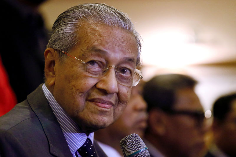 Malaysian PM urges Britain to 'break with Europe' on palm oil - Bloomberg