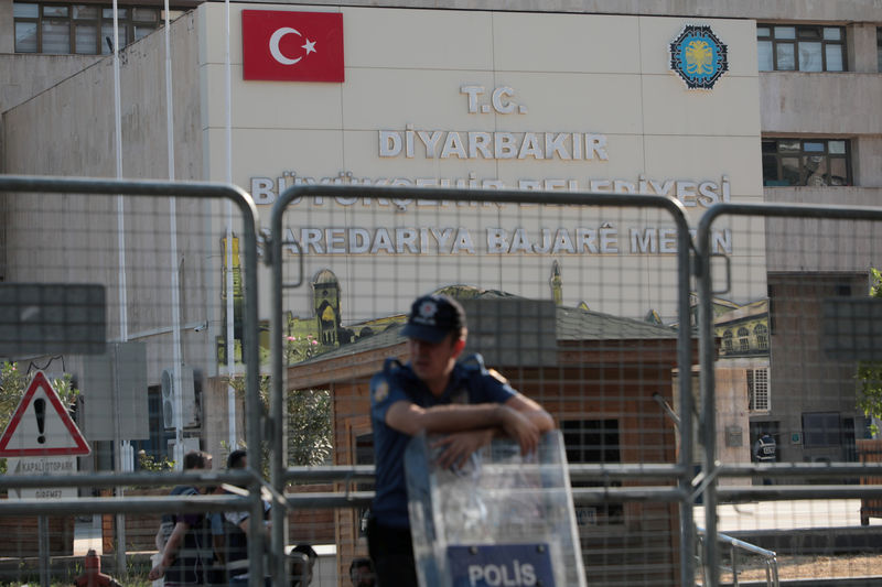 © Reuters. تركيا تقيل ثلاثة رؤساء بلديات ينتمون لحزب مؤيد للأكراد