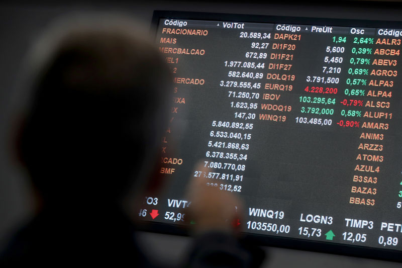 © Reuters. Tassi dei cambi a Borsa di San Paolo, Brasile.