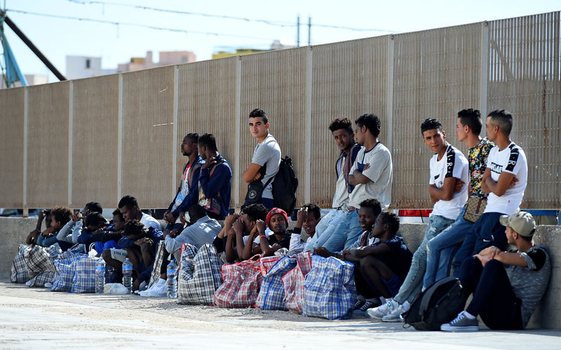 © Reuters. Migrants wait to embark a ferry to the mainland, in Lampedusa