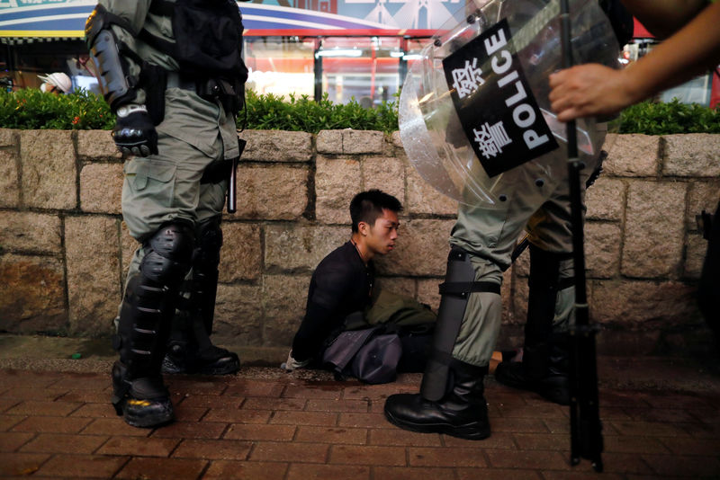 © Reuters. Riot police officers detain an anti-extradition bill protester during a demonstration in Tsim Sha Tsui neighbourhood in Hong Kong, China